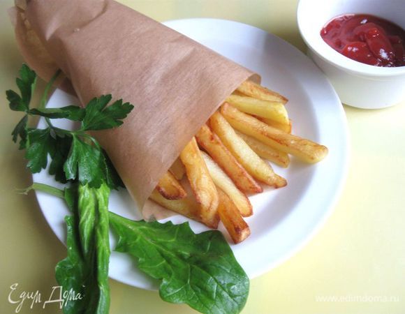 Масло снова нагреть, но уже до более высокой температуры (примерно 180°), снова обжарить картофель, уже до золотистого цвета, одновременно он будет допекаться и внутри.  Вынуть шумовкой ( помните, что снятый со сковороды картофель  продолжает готовиться внутри еще некоторое время). Выложить на  полотенце, промокнуть,  посолить. 
