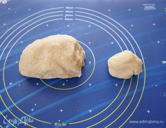 Разделить тесто на 2 части: для пирога и на перегородки. Пока готовится начинка, тесто убираем в холодильник, завернув в пленку. Форму смазать маслом и присыпать мукой. 