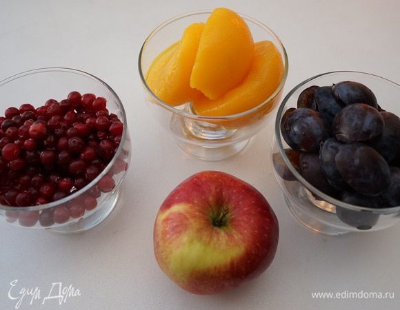 А вот и начинка. Сливы разделить на половинки, вынуть косточки, персики нарезать тонкими пластинками. Половинку яблока очистить от кожуры и также тонко нарезать. 
Конечно же, состав и количество начинки выбираете по вкусу.