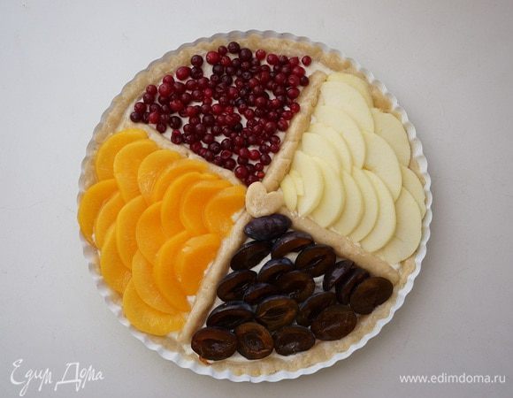 На каждую четвертинку выложить подготовленные ягоды-фрукты. Клюкву присыпала ст. ложкой сахара. Не удержалась и немного присыпала яблоко корицей. 