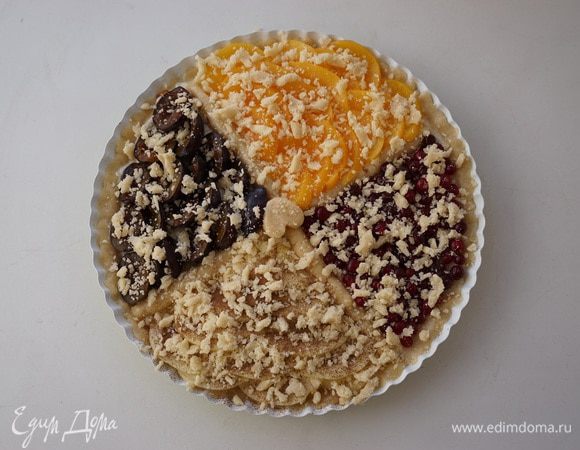 Смешать в миске составляющие для крошки, растереть руками до среднего размера. Где-то прочитала, что если крошка будет мелкая, пирог будет казаться сухим – так что делаем средний размер. Посыпать крошкой пирог. 