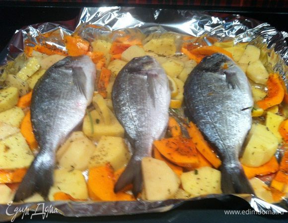 Сбрызните все соком половины лимона и поставьте в духовку на 35-40 минут.