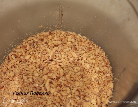 Обжаренный миндаль измельчить в процессоре, до средне-мелкой крошки.