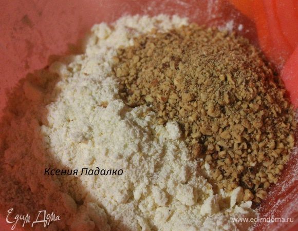 Охлажденное масло перетереть руками с мукой в крошку. Добавить сахар, соль и орехи. Перемешать.