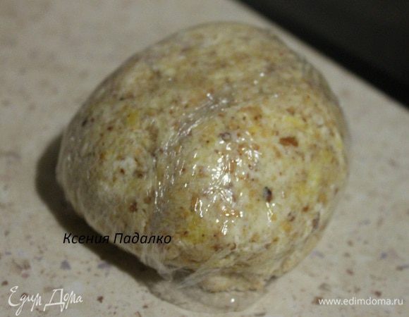 Тесто завернуть в пленку и убрать в холодильник на 30-40 минут.