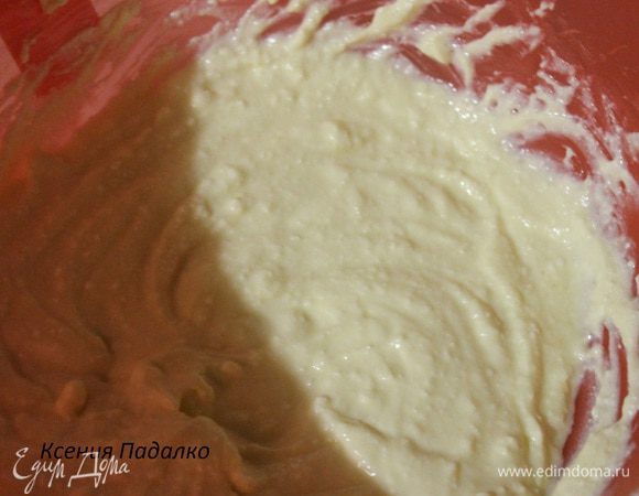 Займемся начинкой. Творог размять вилкой, добавить к нему яйцо, крахмал, сахар и ванильный сахар. Перемешиваем венчиком или миксером 5 минут.