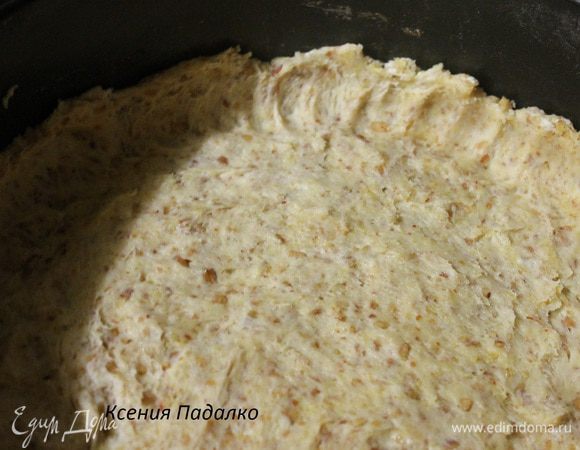 Тесто выложить в разъемную форму разравнивая руками или можно раскатать. Формируем бортики 2-3 см.