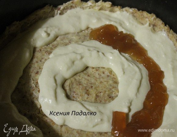 Из творога выкладываем чайной ложкой два круга. В промежутки между кругами творога выкладываем джем. Выпекаем в заранее разогретой до 190 градусов духовке 30-40 минут.