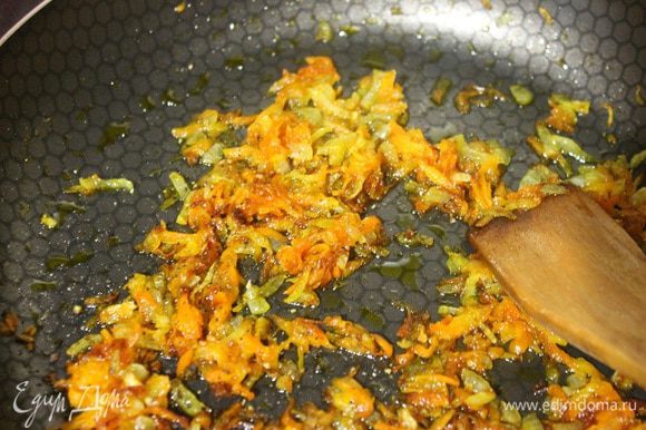 Лук нарезать мелкими кубиками, морковь натереть на крупной терке и обжарить все вместе в 3 ст.л. растительного масла, до золотистого цвета. В конце посыпать черным перцем (по желанию).