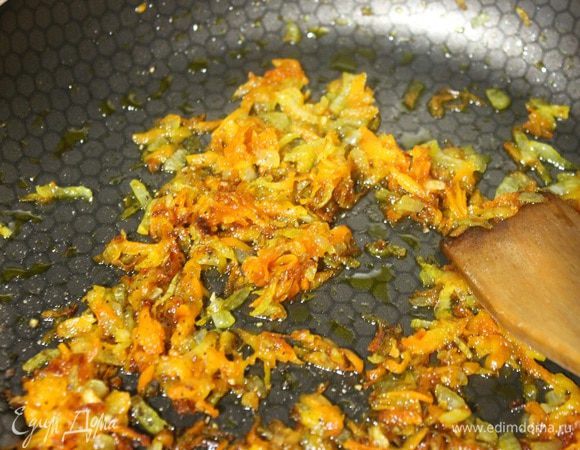Лук нарезать мелкими кубиками, морковь натереть на крупной терке и обжарить все вместе в 3 ст.л. растительного масла, до золотистого цвета. В конце посыпать черным перцем (по желанию).