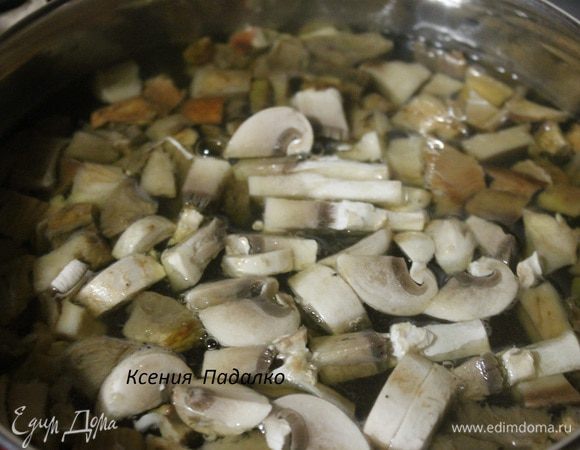 2 шампиньона, нарезать средними кусочками. В кастрюлю наливаем 2 л воды даем ей закипеть и выкладываем два вида грибов.