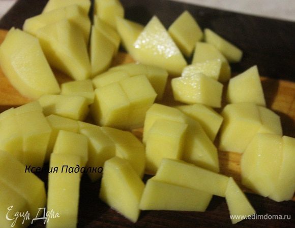 Картофель очистить, нарезать кубиками и отправить в кастрюлю к грибам. Варить все вместе 30 минут. Затем добавляем зажарку и варим еще 15 минут. Выключаем огонь и даем настояться супу 20 минут.