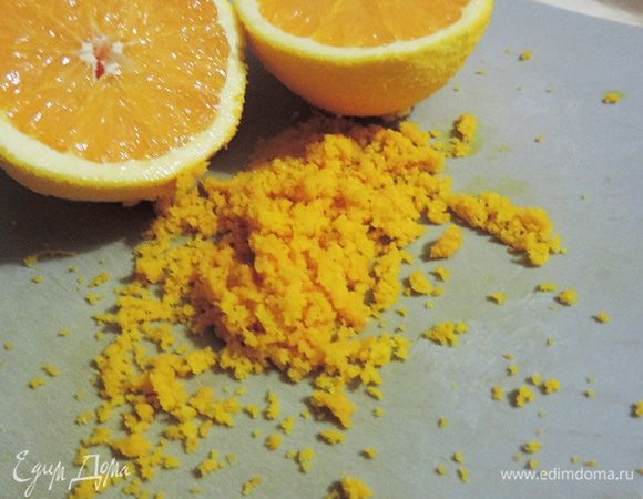 Для всего торта нам понадобится один средний апельсин. Первым делом снимем с него цедру, только желтая часть. Половину цедры добавим в тесто, оставшуюся - в крем.
