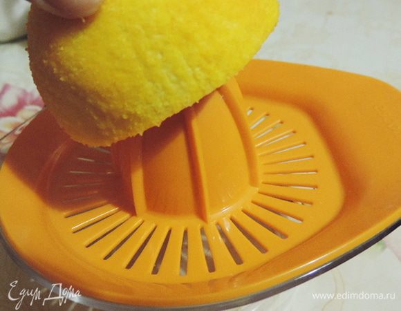 Из очищенного апельсина выжимаем сок. У меня получилось 100мл.