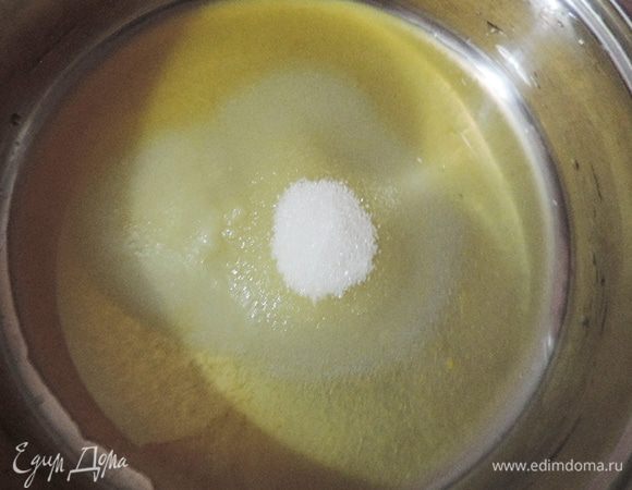 Сварим из сока сироп для крема. Выливаем сок в толстостенный сотейник или сковороду с толстым дном. Добавляем в него три столовые ложки сахара(из общего количества для крема). Ставим на большой огонь. Добавляем  половину снятой цедры.