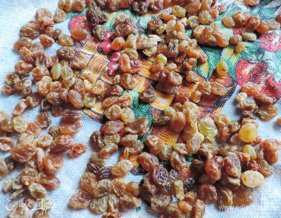 Первым делом позаботимся об изюме). Заливаем его кипятком, оставляем на 10-15 минут. Затем воду сливаем, изюм промываем и просушиваем на полотенце.