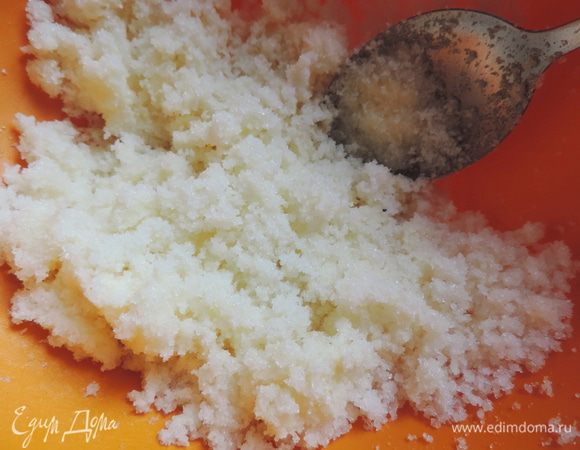 Размягченное масло ложкой растираем с сахаром.