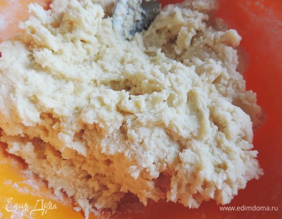 Добавляем муку и соду. Перемешиваем. Получаем густое, вязкое тесто.