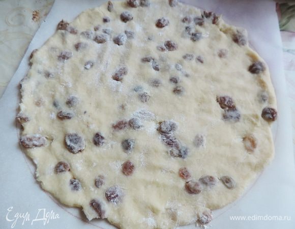 Теперь из каждой части нам надо испечь по три коржа. На пергаменте рисуем круг диаметром 22-23см. По нему распределяем третью часть белого теста. Тесто такое, что размазывать его очень трудно. Я советую опускать руку в муку и рукой распределять тесто по бумаге. Это займет у вас буквально минуту.