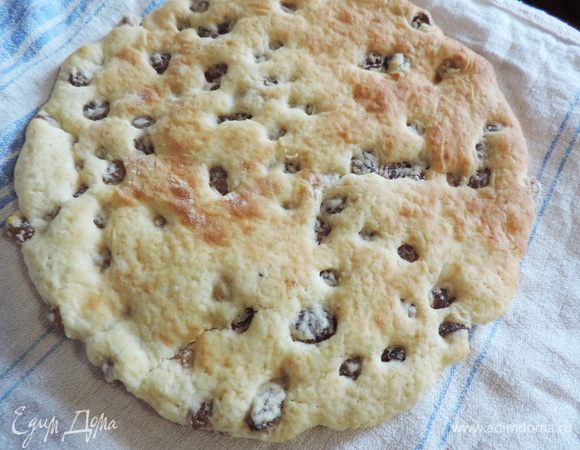 Выпекаем коржи в разогретой до 200 градусов духовке до легкого золотистого цвета. коржи пекутся очень быстро, меньше 10 минут. Так что будьте внимательны и не пересушите их.
С бумаги коржи можно снимать сразу. Только будьте осторожны, коржи очень мягкие и нежные - их легко порвать.