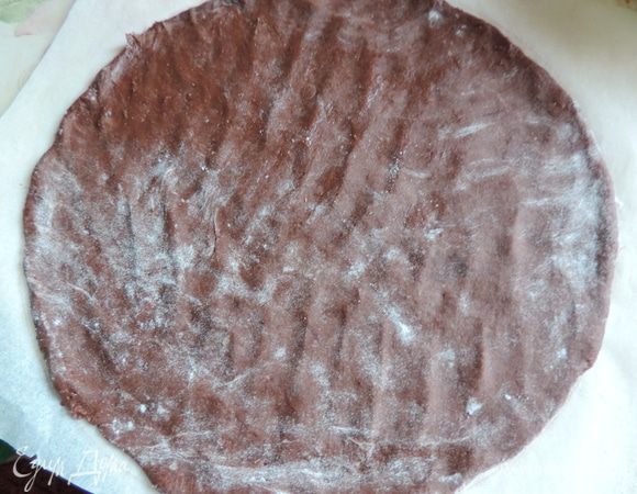 Аналогично готовим и выпекаем 3 шоколадных коржа.