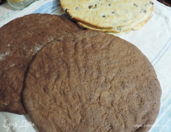 Все коржи выпечены. Можно браться за крем.