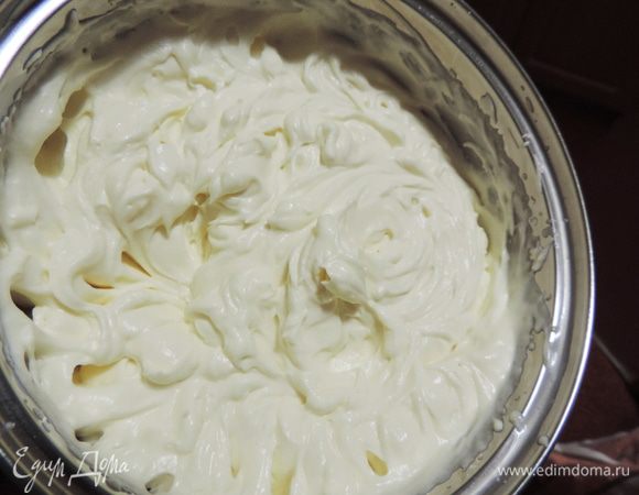  Сметану берите с жирностью 25% и выше. Иначе вы ее просто не взобьете!!! И, если есть возможность, постарайтесь выбрать менее кислую. Сметану взбиваем с сахаром и ванилином до устойчивых пиков и растворения сахара.