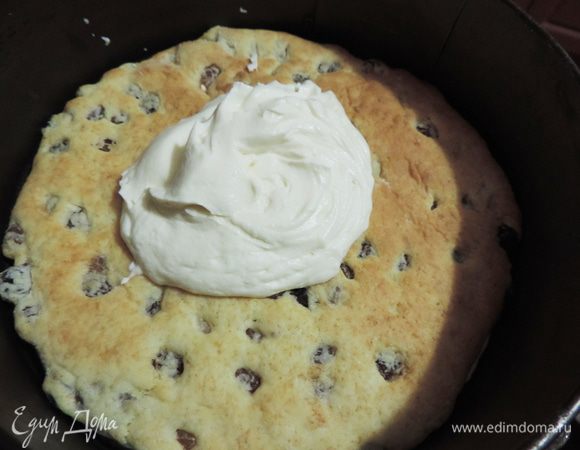 Разравниваем крем и нарываем светлым коржом. Снова крем. Так чередуем коржи и крем, пока они не закончатся.