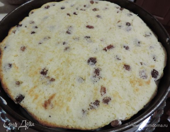 Последним должен быть светлый корж. Его кремом не смазываем. Если хотите. можете оставить пару ложек крема для оформления боков торта. Торт убираем на ночь в холодильник. 