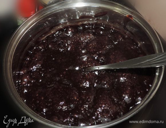 Для глазури смешать все ингредиенты, на медленном огне, постоянно помешивая (!!!) доведем смесь до кипения. Сахар должен полностью растворится. От момента закипания, кипятим примерно 3-5 минут, в зависимости от желаемой густоты. Когда кипеть начинает буквально вся поверхность глазури - она готова. Если вы глазурь переварите, она кристаллизуется на торте, недоварите - будет немного жидковатой.