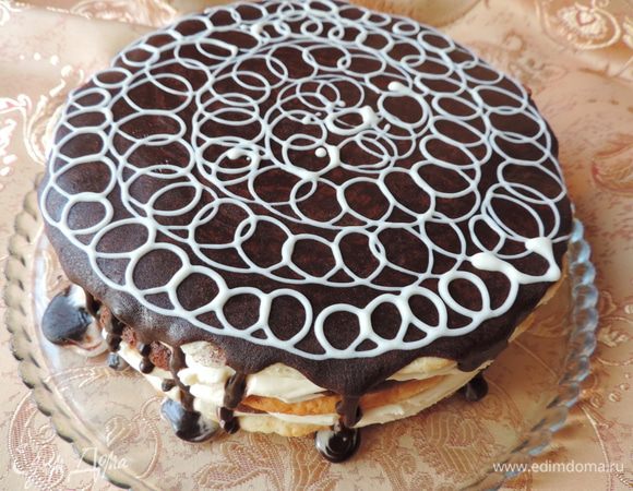 Выливаем горячую глазурь на центр торта, даем самой растечься и ничем не помогаем. Как только глазурь затвердеет - торт можно подавать к столу. Я растопила грамм 20 белого шоколада и дополнительно украсила торт сверху.