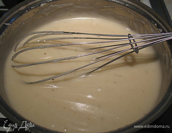 

Готовим заправку. В сотейнике прогреть оливковое масло, когда масло прогреется всыпать муку, хорошо перемешать и прожарить муку пару минут. Добавить холодный овощной бульон, довести до кипения постоянно мешая венчиком. На слабом огне варим около 10 минут, периодически помешивая. Солим, перчим по вкусу. 