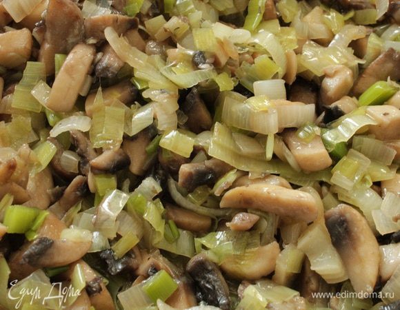 Репчатый лук, грибы, порей нарезать. Обжарить в сковороде с небольшим количеством растительного масла сначала репчатый лук до прозрачности, добавить грибы, обжаривать до испарения жидкости, добавить лук-порей и обжаривать еще минут четыре-пять (порей должен слегка обвянуть), остудить.