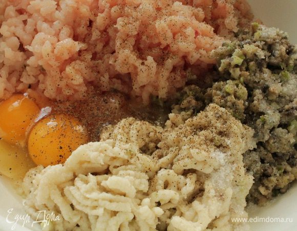 Хлеб замочить в смеси воды и молока, удалить корочки, слегка отжать. Пропустить через мясорубку куриное филе вместе с половиной обжаренной грибной смеси и хлебом, добавить яйца, соль и молотый перец по вкусу.