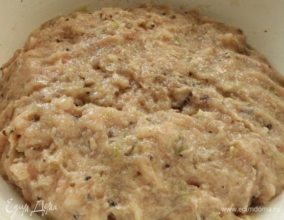 Хорошо перемешать, накрыть крышкой и поставить в холодильник на 15-20 минут.