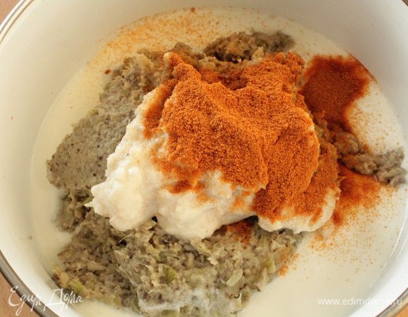 Добавить к измельченным грибам сметану, хрен, молотую паприку, щепотку молотого мускатного ореха, перемешать.