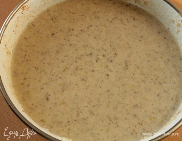 Добавить один стакан (250 мл) овощного бульона или кипяченой охлажденной воды, перемешать, посолить по вкусу.