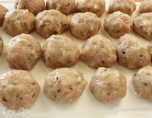 Из фарша формуем, смоченными в холодной воде руками, крупные шарики.