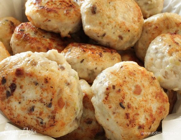 Быстро обжарить их на растительном масле,буквально по полторы-две минуты с каждой стороны. Сверху должна быть золотистая корочка, а внутри они должны оставаться слегка сырыми. Благодаря этому, тефтели будут мягкими и сочными.