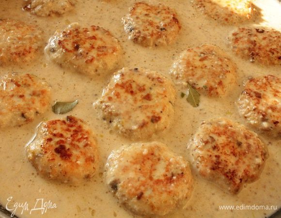 Выкладываем тефтели в широкую глубокую сковороду(можно и в кастрюлю),заливаем соусом и тушим на маленьком огне 20 минут с момента закипания.Подаем с любым гарниром.Приятного вам аппетита!