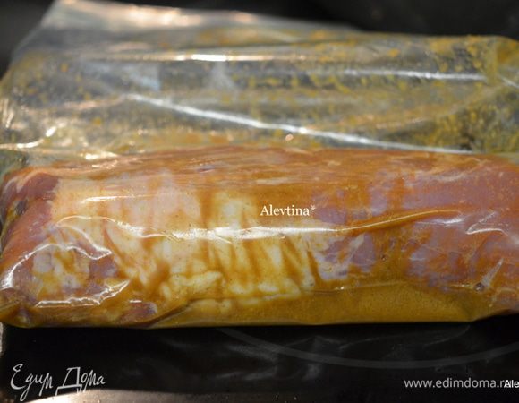 Смешать все для маринада. Свинину выложить в пакет с маринадом и оставить на ночь в холодильнике.