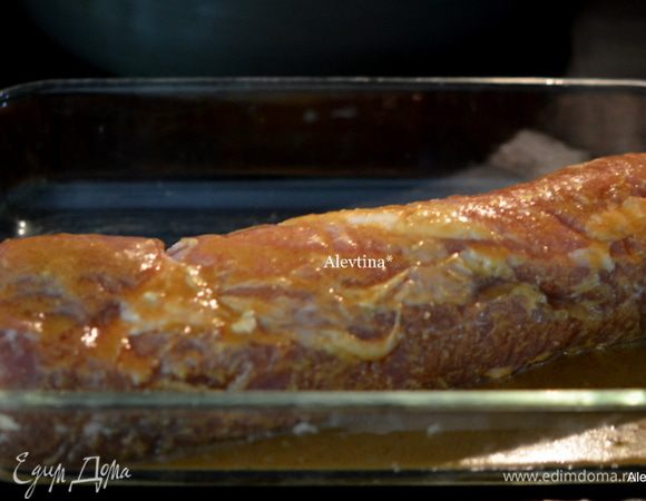 Выложить свинину в жаропрочное блюдо с маринадом и выпекать при тем-ре 200 гр 60 мин.