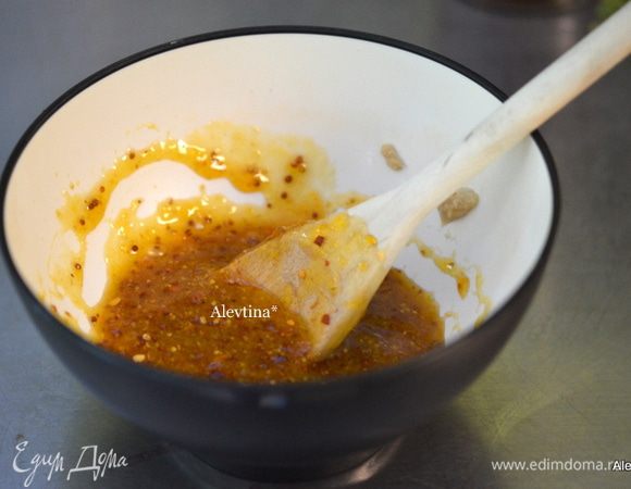 Приготовить соус, перемешать в емкости. Небольшую часть вылить поверх свинины за 10-15 мин до окончания.