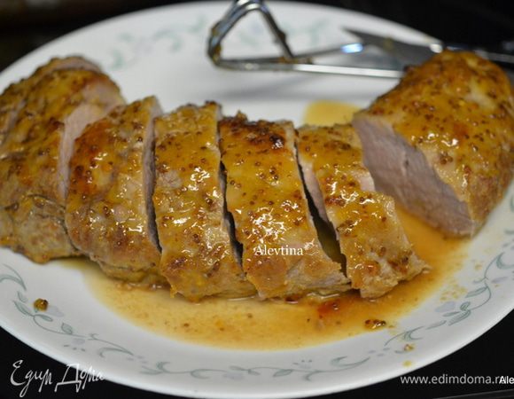 Достать из духовки, дать постоять, порезать на порции, полить соусом и подавать к столу. Приятного аппетита.
