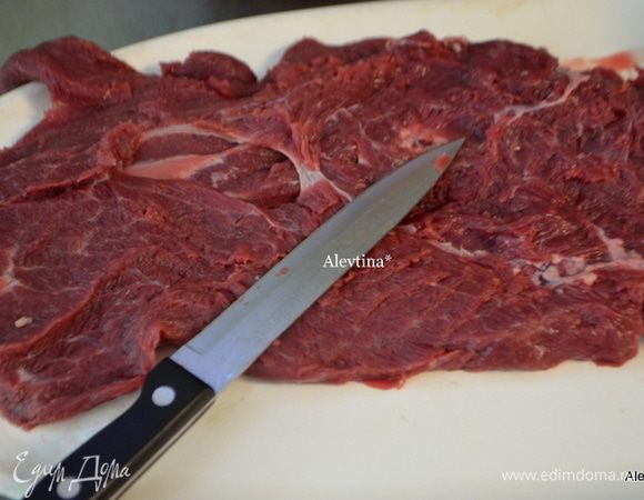 Разрезать кусок пашины книжкой. Выложить в емкость.