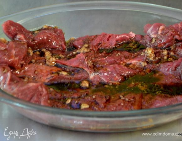 Приготовить маринад , смешав бальзамический уксус,чеснок. оливковое масло. Вылить на порезанную говядину. Поставить в холодильник мариновать на 1 час или ночь. 