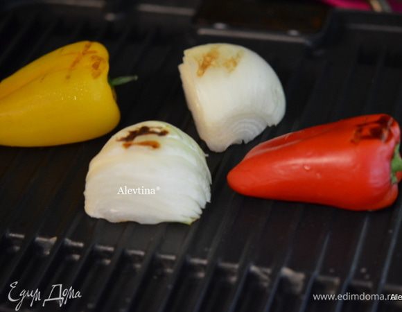 Приготовить на гриле лук и сладкий перец, очистить, порезать.