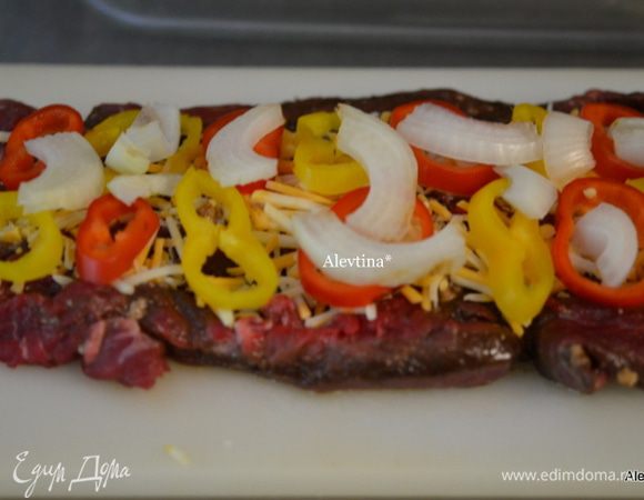 Затем порезанный лук и перец.