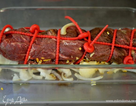 Свернуть аккуратно рулетом, используем кулинарную нить или зубочистки. Положить в жаропрочное блюдо, выложить лук вокруг, что остался, вылить маринад что остался. Поставить в разогретую духовку на 230 гр. на 40-45 мин.