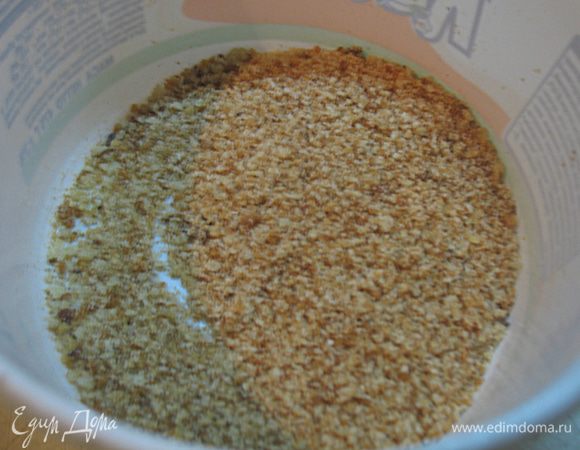 Хлебные палочки смолоть в блендере. 